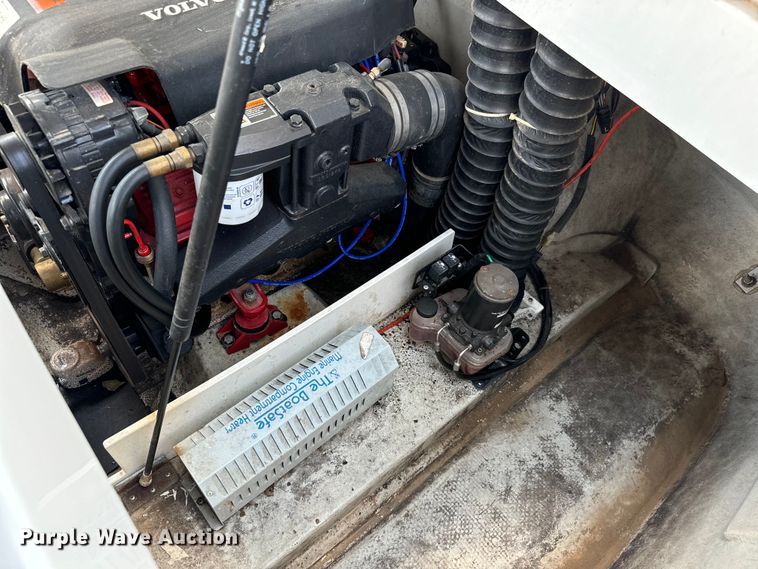 image for item MU9956 2002 Cobalt 226 boat