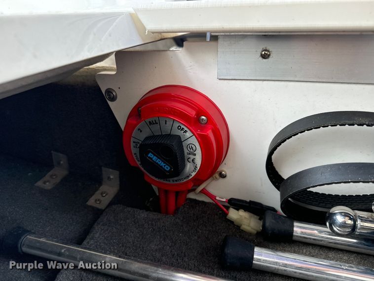 image for item MU9956 2002 Cobalt 226 boat