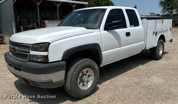 image for item MU9992 2005 Chevrolet  Silverado 2500HD Ext. Cab utility bed pickup truck