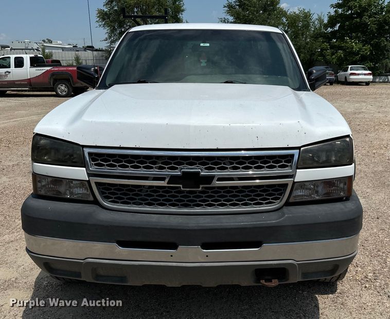 image for item MU9992 2005 Chevrolet  Silverado 2500HD Ext. Cab utility bed pickup truck