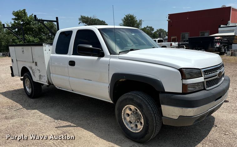 image for item MU9992 2005 Chevrolet  Silverado 2500HD Ext. Cab utility bed pickup truck