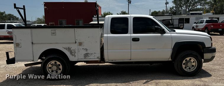 image for item MU9992 2005 Chevrolet  Silverado 2500HD Ext. Cab utility bed pickup truck