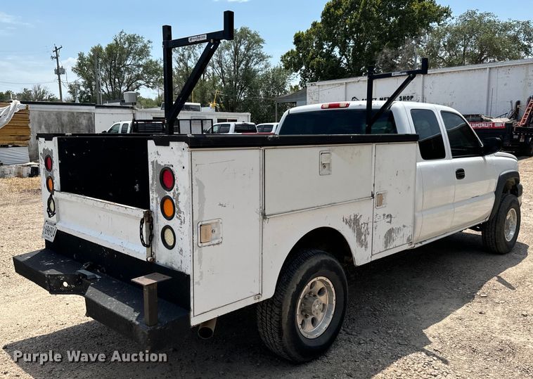 image for item MU9992 2005 Chevrolet  Silverado 2500HD Ext. Cab utility bed pickup truck