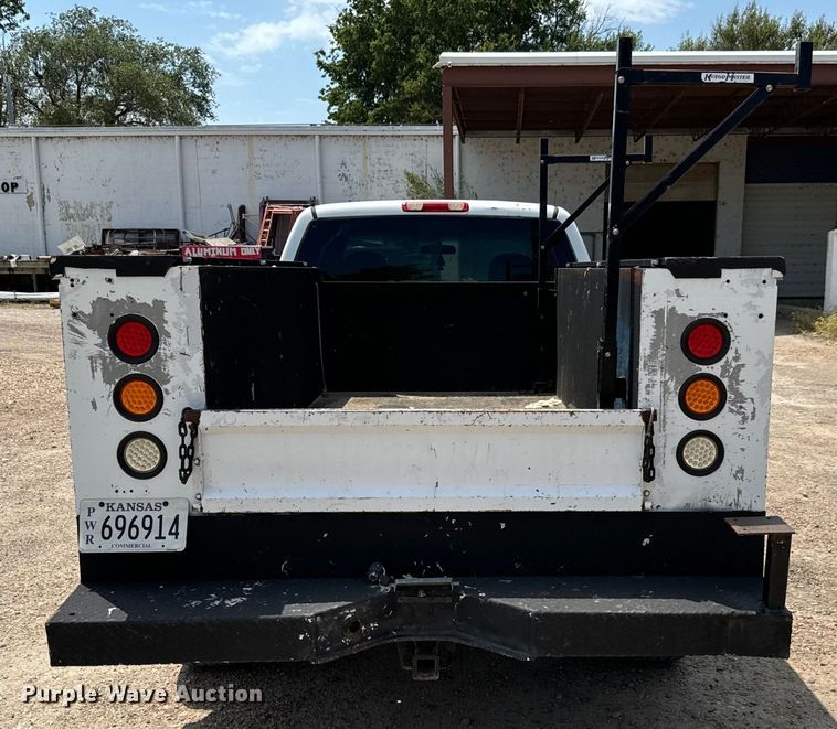 image for item MU9992 2005 Chevrolet  Silverado 2500HD Ext. Cab utility bed pickup truck