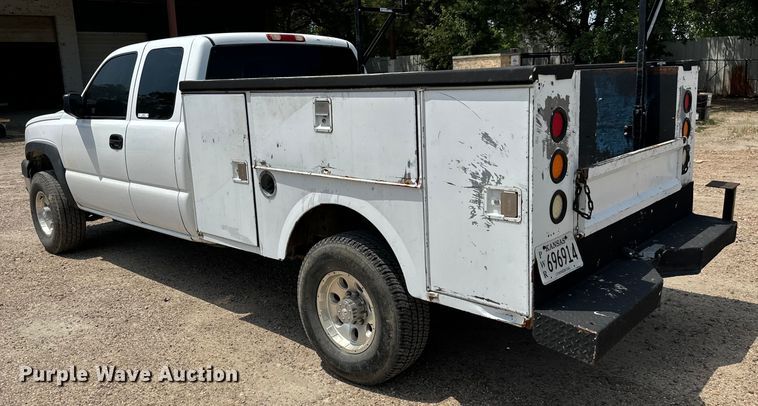 image for item MU9992 2005 Chevrolet  Silverado 2500HD Ext. Cab utility bed pickup truck