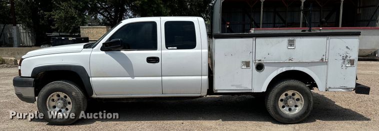 image for item MU9992 2005 Chevrolet  Silverado 2500HD Ext. Cab utility bed pickup truck