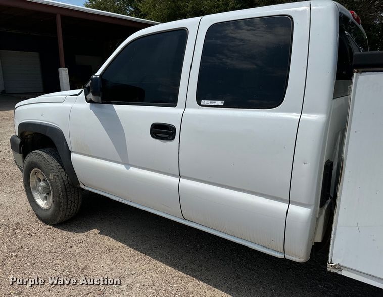 image for item MU9992 2005 Chevrolet  Silverado 2500HD Ext. Cab utility bed pickup truck