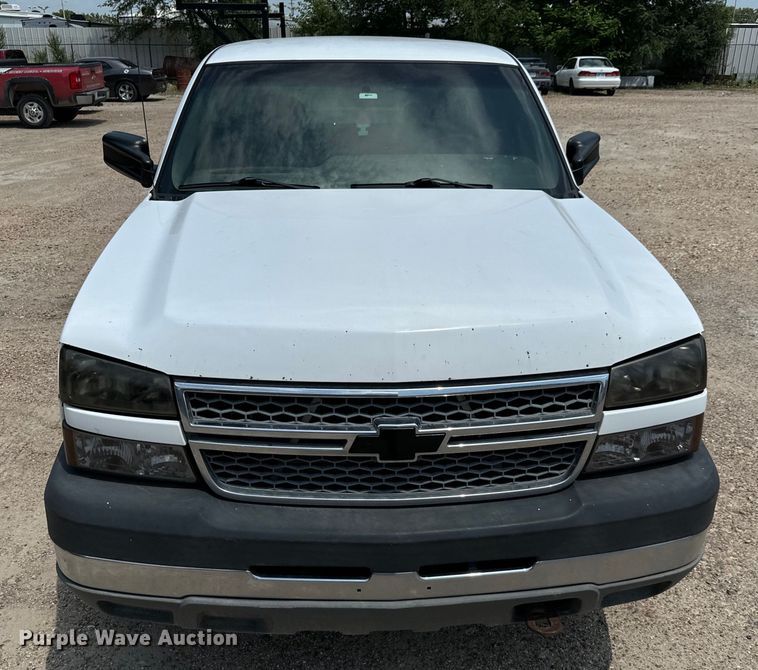 image for item MU9992 2005 Chevrolet  Silverado 2500HD Ext. Cab utility bed pickup truck