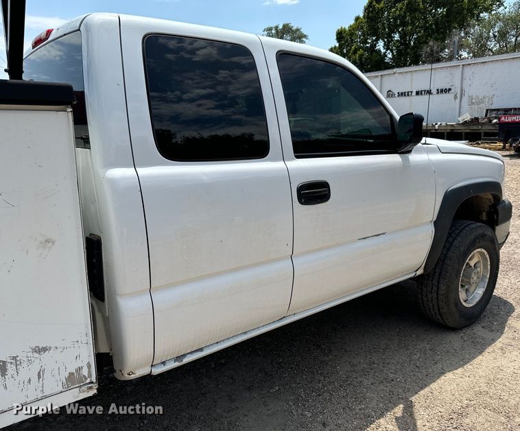 image for item MU9992 2005 Chevrolet  Silverado 2500HD Ext. Cab utility bed pickup truck