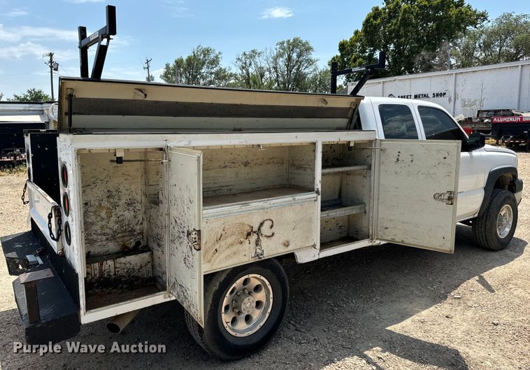 image for item MU9992 2005 Chevrolet  Silverado 2500HD Ext. Cab utility bed pickup truck