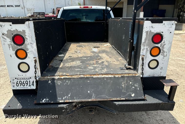 image for item MU9992 2005 Chevrolet  Silverado 2500HD Ext. Cab utility bed pickup truck