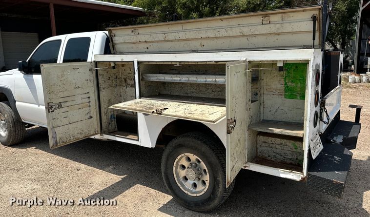 image for item MU9992 2005 Chevrolet  Silverado 2500HD Ext. Cab utility bed pickup truck