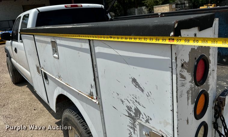 image for item MU9992 2005 Chevrolet  Silverado 2500HD Ext. Cab utility bed pickup truck