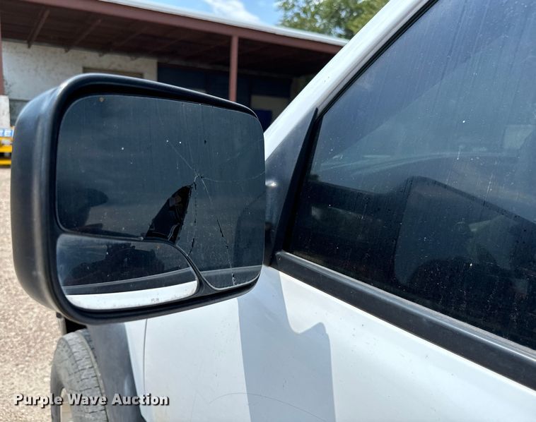 image for item MU9992 2005 Chevrolet  Silverado 2500HD Ext. Cab utility bed pickup truck