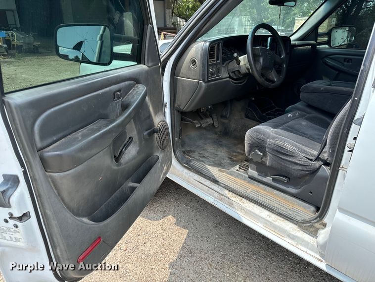 image for item MU9992 2005 Chevrolet  Silverado 2500HD Ext. Cab utility bed pickup truck