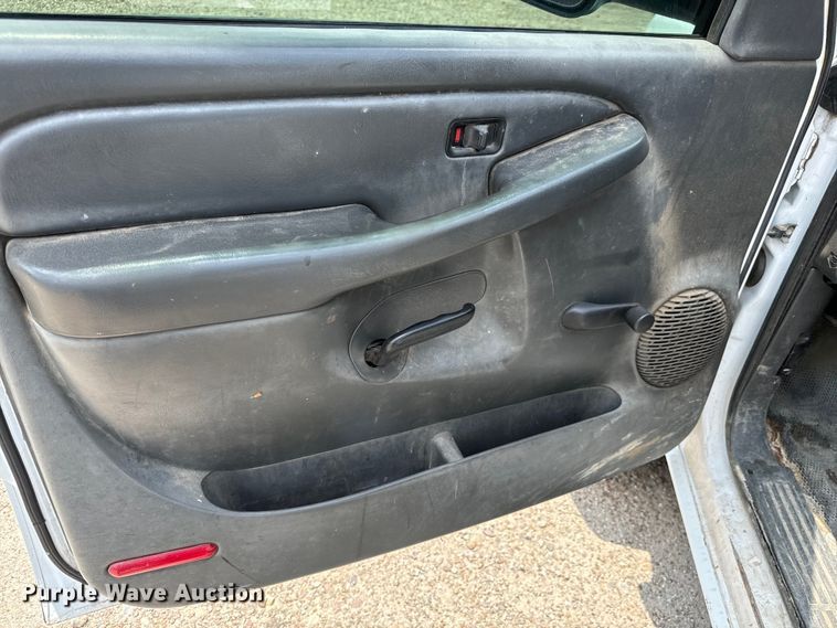 image for item MU9992 2005 Chevrolet  Silverado 2500HD Ext. Cab utility bed pickup truck