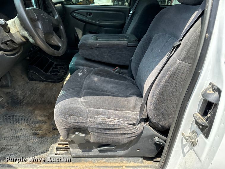 image for item MU9992 2005 Chevrolet  Silverado 2500HD Ext. Cab utility bed pickup truck