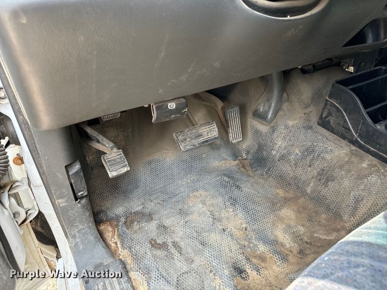 image for item MU9992 2005 Chevrolet  Silverado 2500HD Ext. Cab utility bed pickup truck