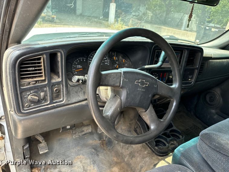 image for item MU9992 2005 Chevrolet  Silverado 2500HD Ext. Cab utility bed pickup truck