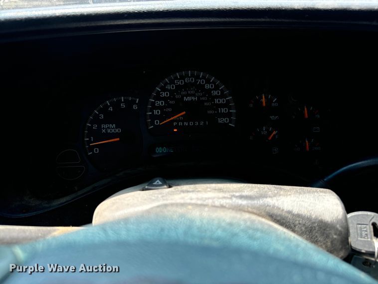 image for item MU9992 2005 Chevrolet  Silverado 2500HD Ext. Cab utility bed pickup truck