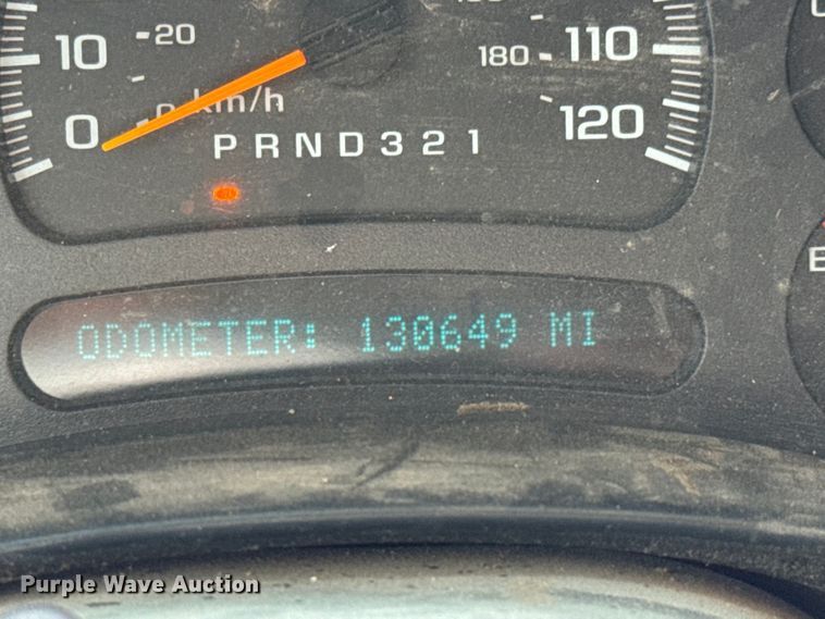 image for item MU9992 2005 Chevrolet  Silverado 2500HD Ext. Cab utility bed pickup truck