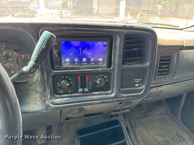 image for item MU9992 2005 Chevrolet  Silverado 2500HD Ext. Cab utility bed pickup truck