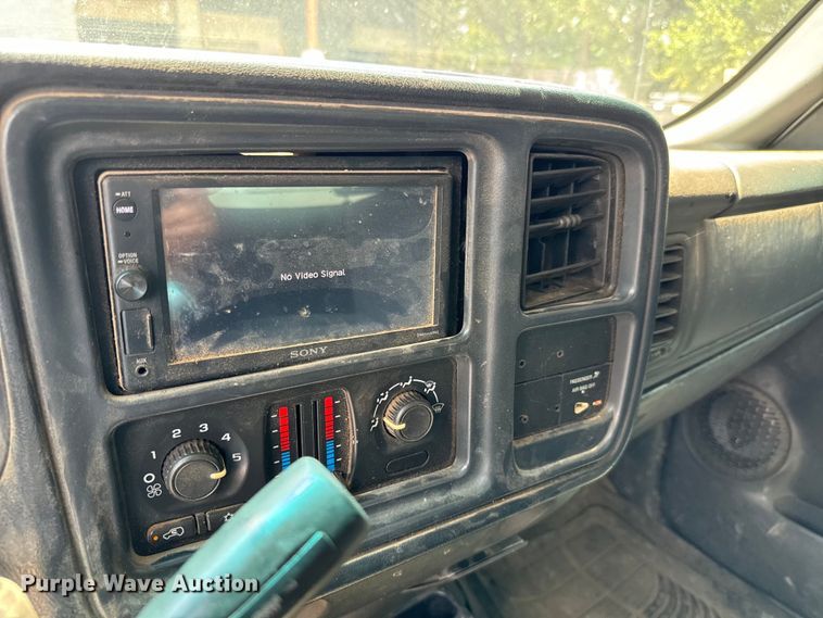 image for item MU9992 2005 Chevrolet  Silverado 2500HD Ext. Cab utility bed pickup truck