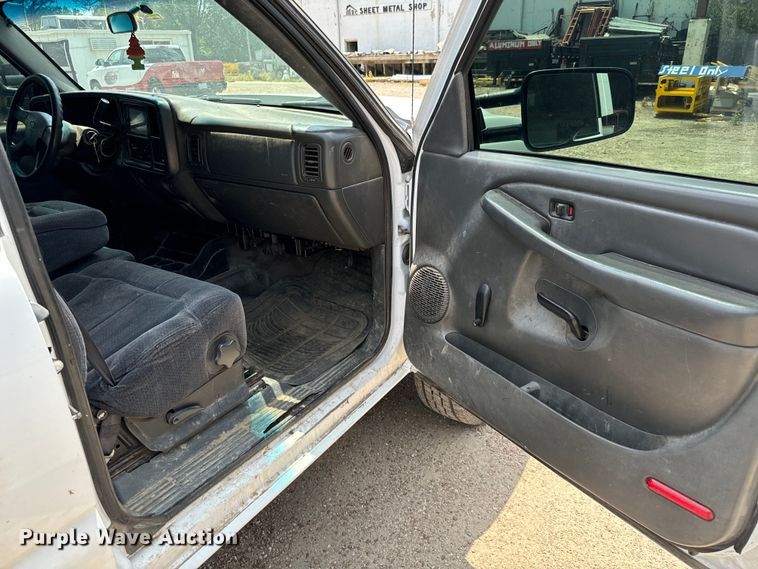 image for item MU9992 2005 Chevrolet  Silverado 2500HD Ext. Cab utility bed pickup truck