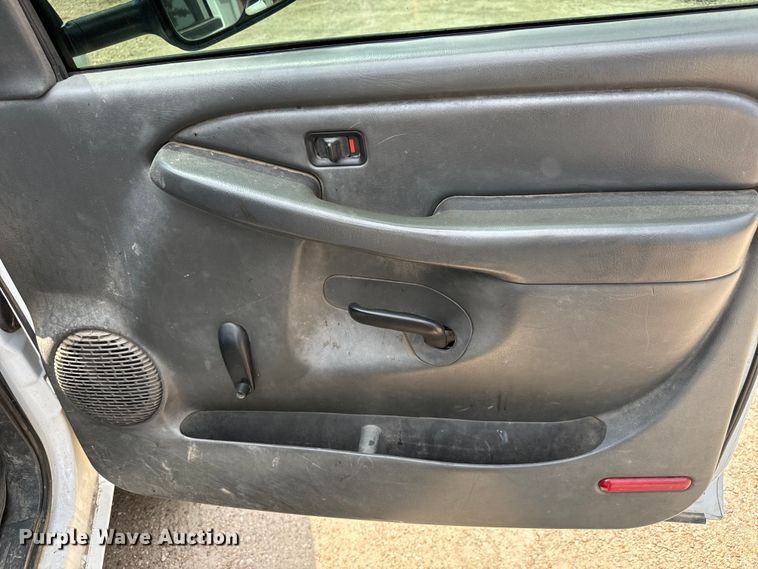 image for item MU9992 2005 Chevrolet  Silverado 2500HD Ext. Cab utility bed pickup truck