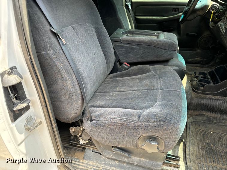 image for item MU9992 2005 Chevrolet  Silverado 2500HD Ext. Cab utility bed pickup truck