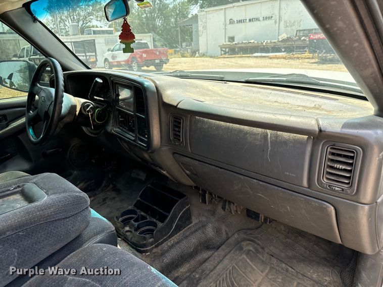 image for item MU9992 2005 Chevrolet  Silverado 2500HD Ext. Cab utility bed pickup truck