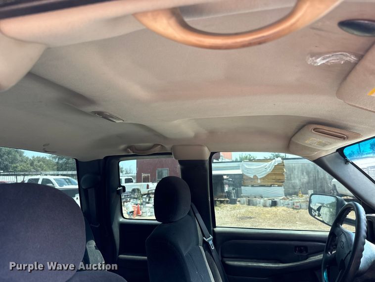 image for item MU9992 2005 Chevrolet  Silverado 2500HD Ext. Cab utility bed pickup truck