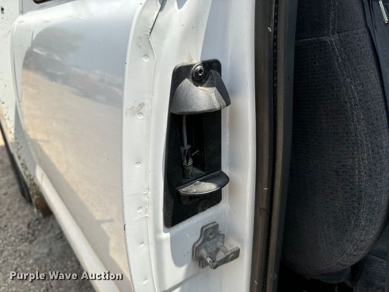 image for item MU9992 2005 Chevrolet  Silverado 2500HD Ext. Cab utility bed pickup truck