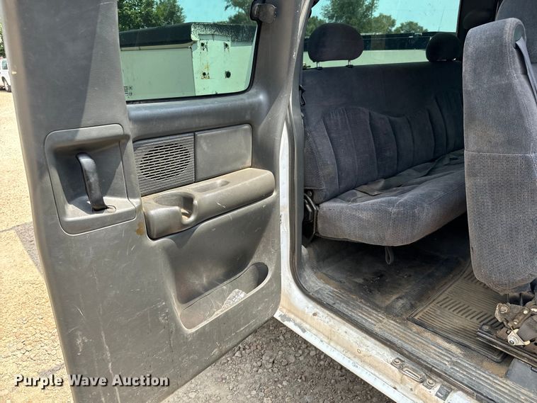 image for item MU9992 2005 Chevrolet  Silverado 2500HD Ext. Cab utility bed pickup truck