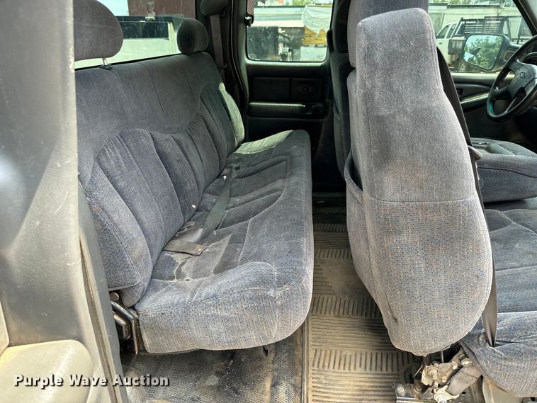 image for item MU9992 2005 Chevrolet  Silverado 2500HD Ext. Cab utility bed pickup truck