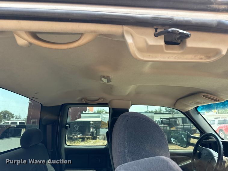 image for item MU9992 2005 Chevrolet  Silverado 2500HD Ext. Cab utility bed pickup truck