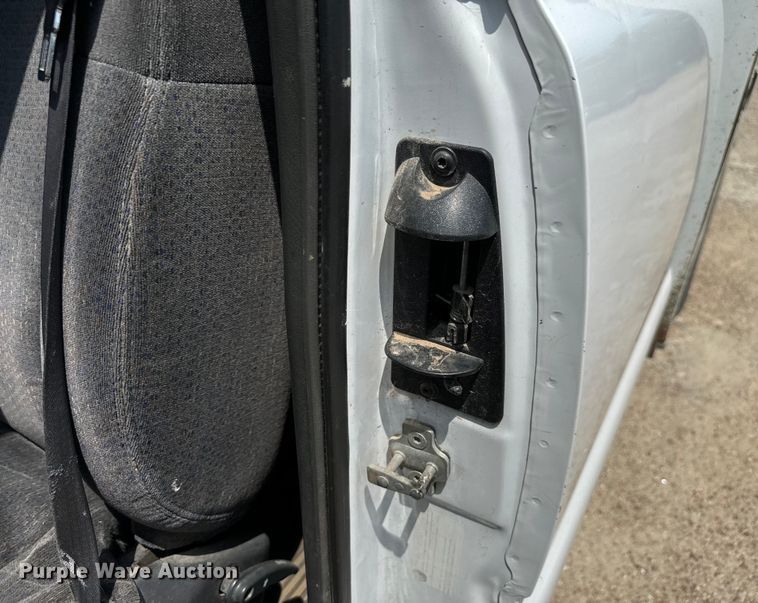 image for item MU9992 2005 Chevrolet  Silverado 2500HD Ext. Cab utility bed pickup truck