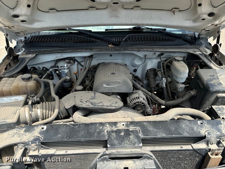 image for item MU9992 2005 Chevrolet  Silverado 2500HD Ext. Cab utility bed pickup truck