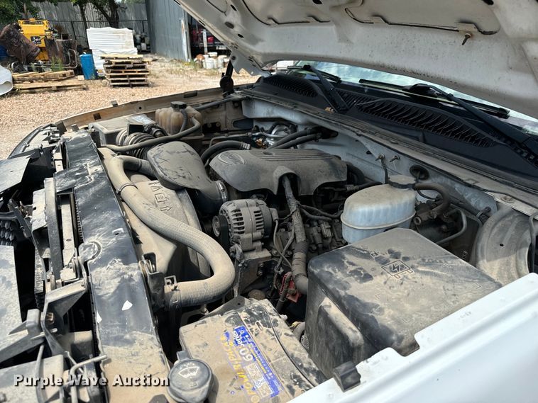 image for item MU9992 2005 Chevrolet  Silverado 2500HD Ext. Cab utility bed pickup truck