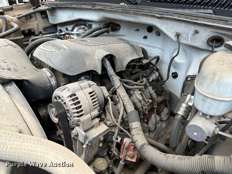 image for item MU9992 2005 Chevrolet  Silverado 2500HD Ext. Cab utility bed pickup truck