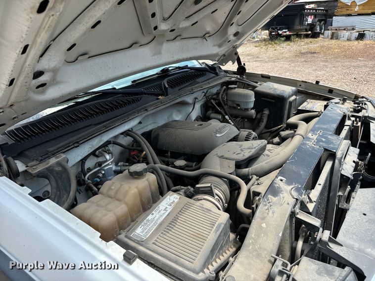 image for item MU9992 2005 Chevrolet  Silverado 2500HD Ext. Cab utility bed pickup truck