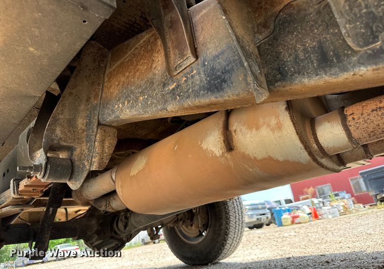 image for item MU9992 2005 Chevrolet  Silverado 2500HD Ext. Cab utility bed pickup truck