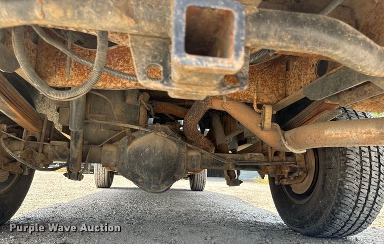 image for item MU9992 2005 Chevrolet  Silverado 2500HD Ext. Cab utility bed pickup truck