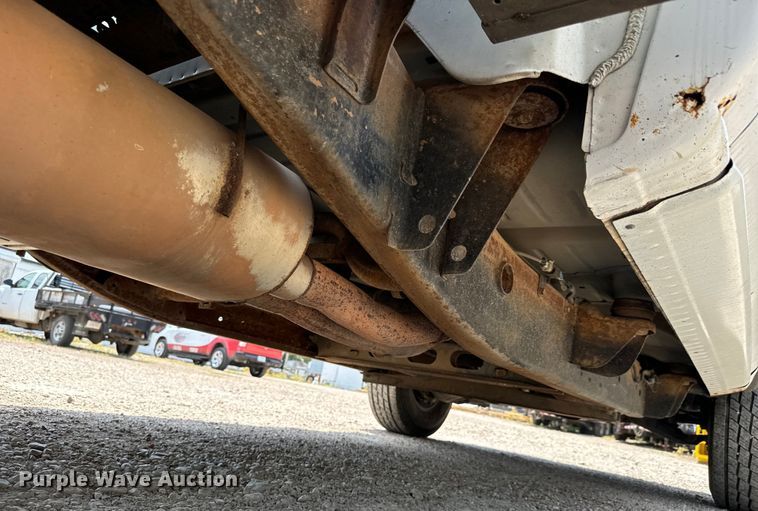 image for item MU9992 2005 Chevrolet  Silverado 2500HD Ext. Cab utility bed pickup truck