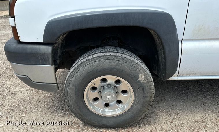 image for item MU9992 2005 Chevrolet  Silverado 2500HD Ext. Cab utility bed pickup truck