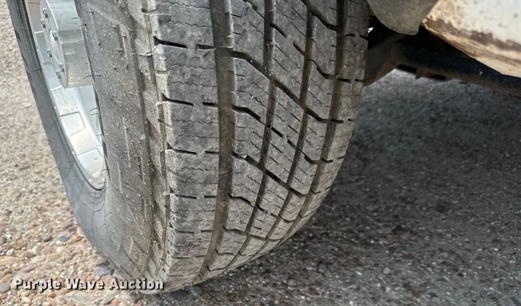 image for item MU9992 2005 Chevrolet  Silverado 2500HD Ext. Cab utility bed pickup truck