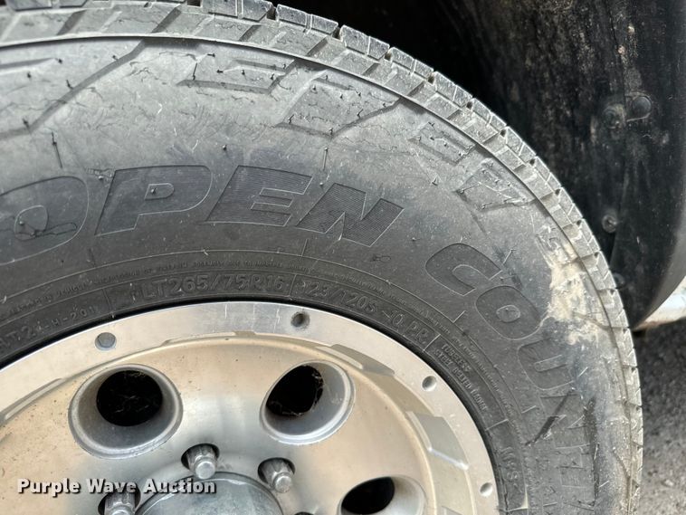 image for item MU9992 2005 Chevrolet  Silverado 2500HD Ext. Cab utility bed pickup truck