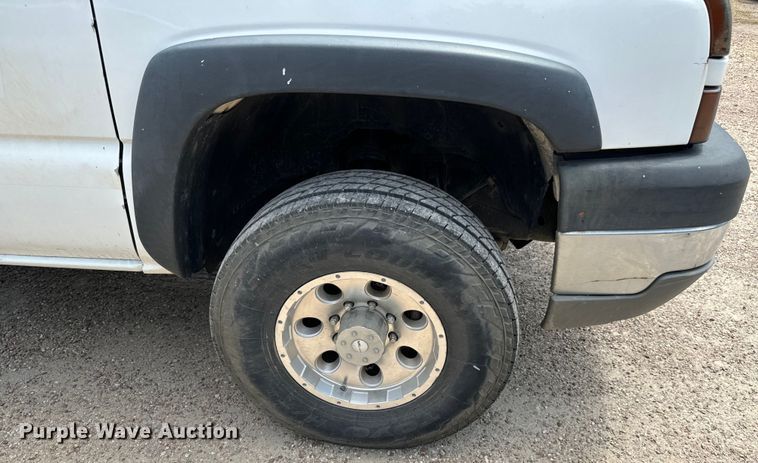 image for item MU9992 2005 Chevrolet  Silverado 2500HD Ext. Cab utility bed pickup truck