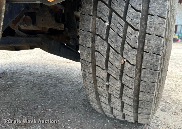 image for item MU9992 2005 Chevrolet  Silverado 2500HD Ext. Cab utility bed pickup truck