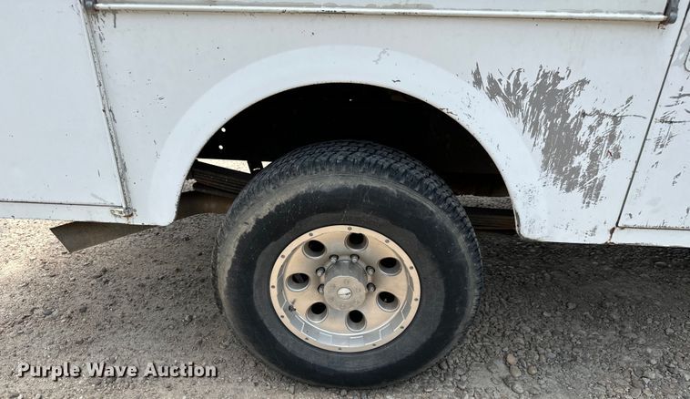 image for item MU9992 2005 Chevrolet  Silverado 2500HD Ext. Cab utility bed pickup truck